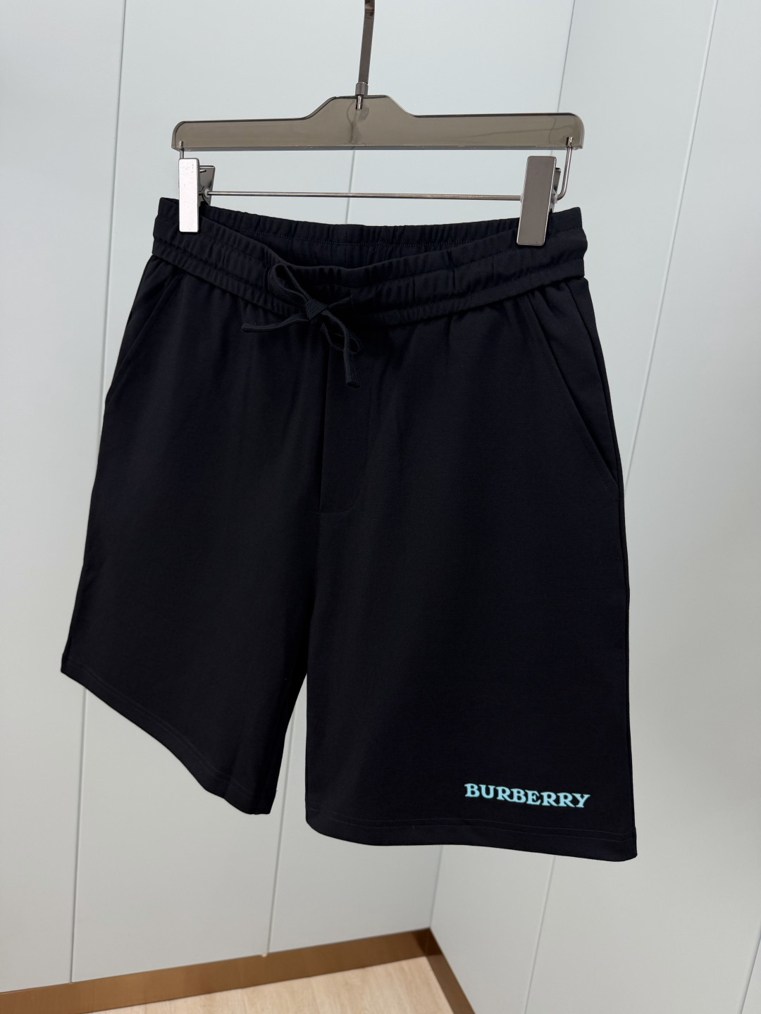 Burberry.巴宝莉 SS26夏季男士新品典藏徽标印花logo冰氧棉休闲短裤，裤脚正面点缀 Burb