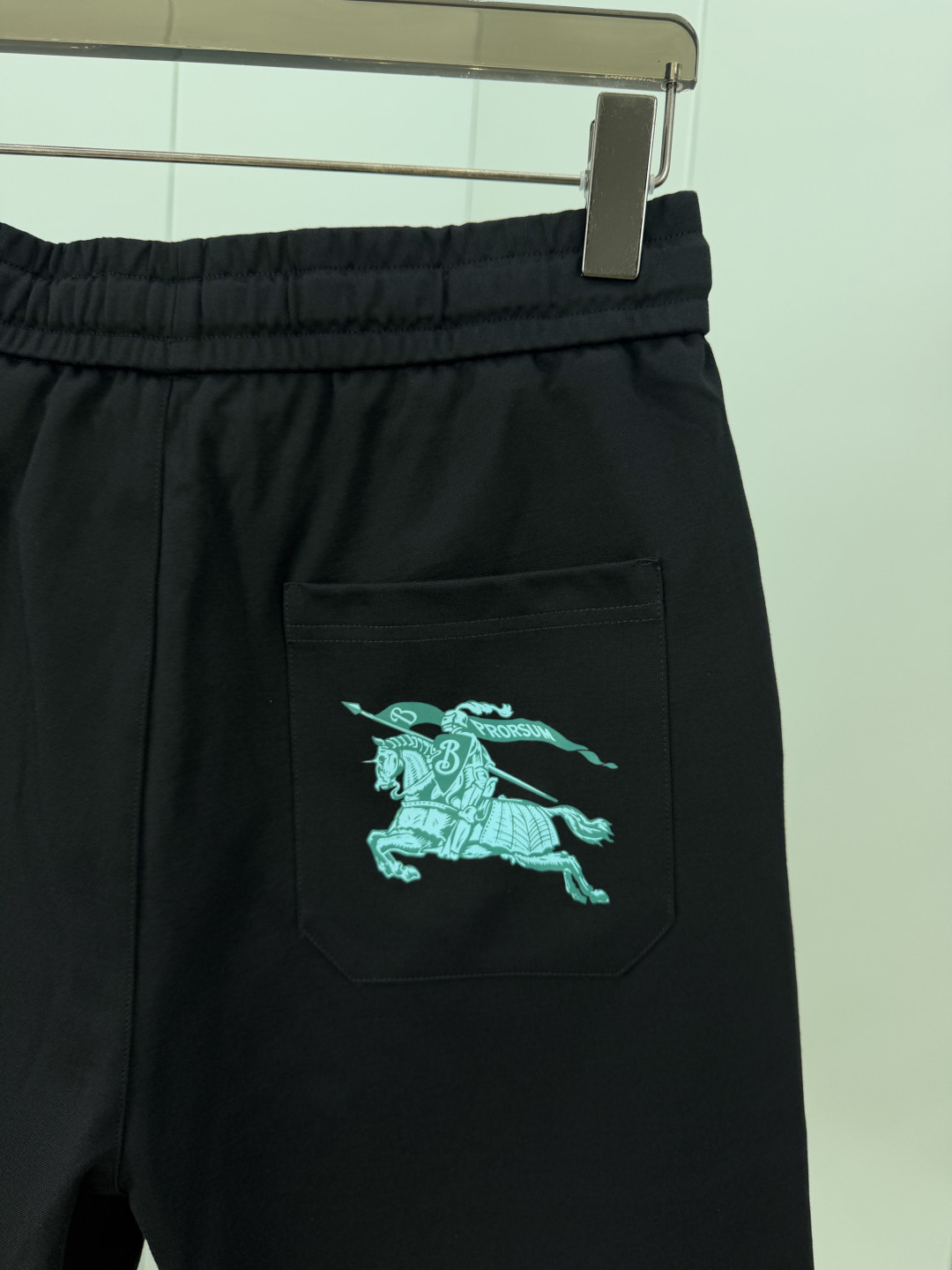Burberry.巴宝莉 SS26夏季男士新品典藏徽标印花logo冰氧棉休闲短裤，裤脚正面点缀 Burb