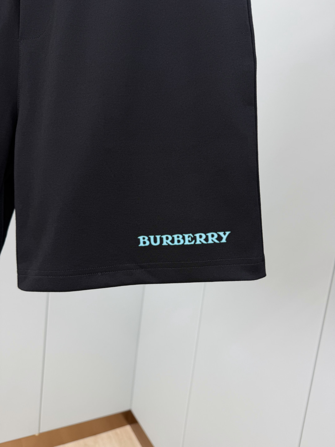 Burberry.巴宝莉 SS26夏季男士新品典藏徽标印花logo冰氧棉休闲短裤，裤脚正面点缀 Burb