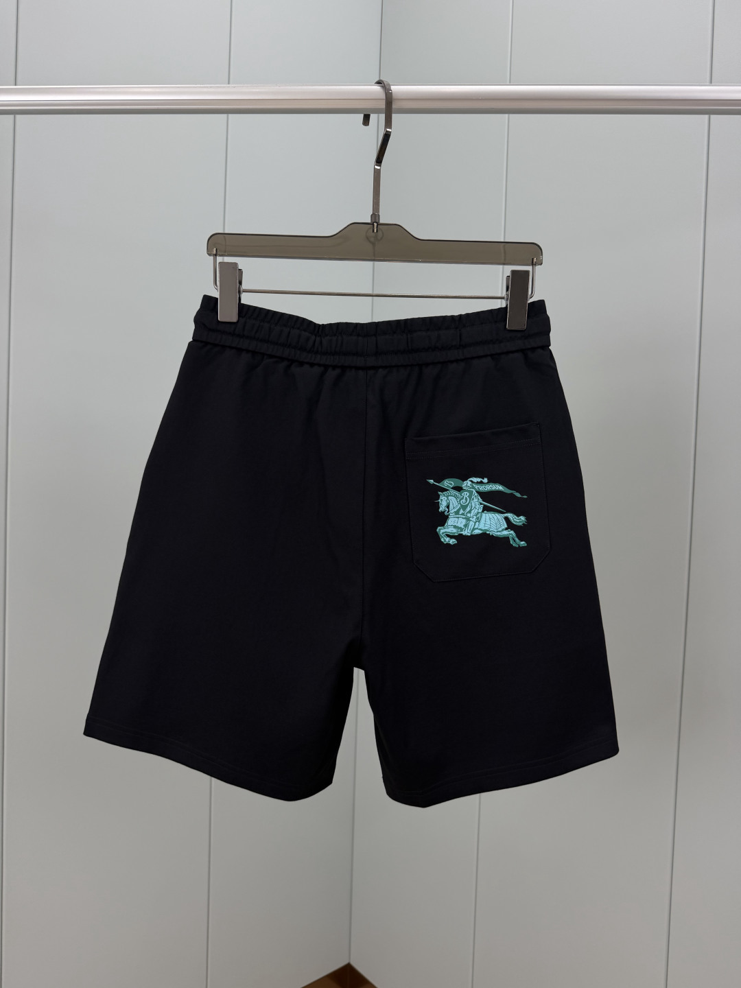 Burberry.巴宝莉 SS26夏季男士新品典藏徽标印花logo冰氧棉休闲短裤，裤脚正面点缀 Burb