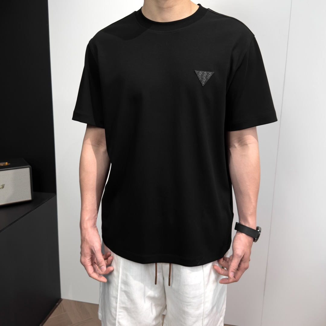 品牌：BV季度：2026春夏颜色：黑色 白色尺码：M-3XL版型：微阔版 短袖T成分：64%棉，28%莫