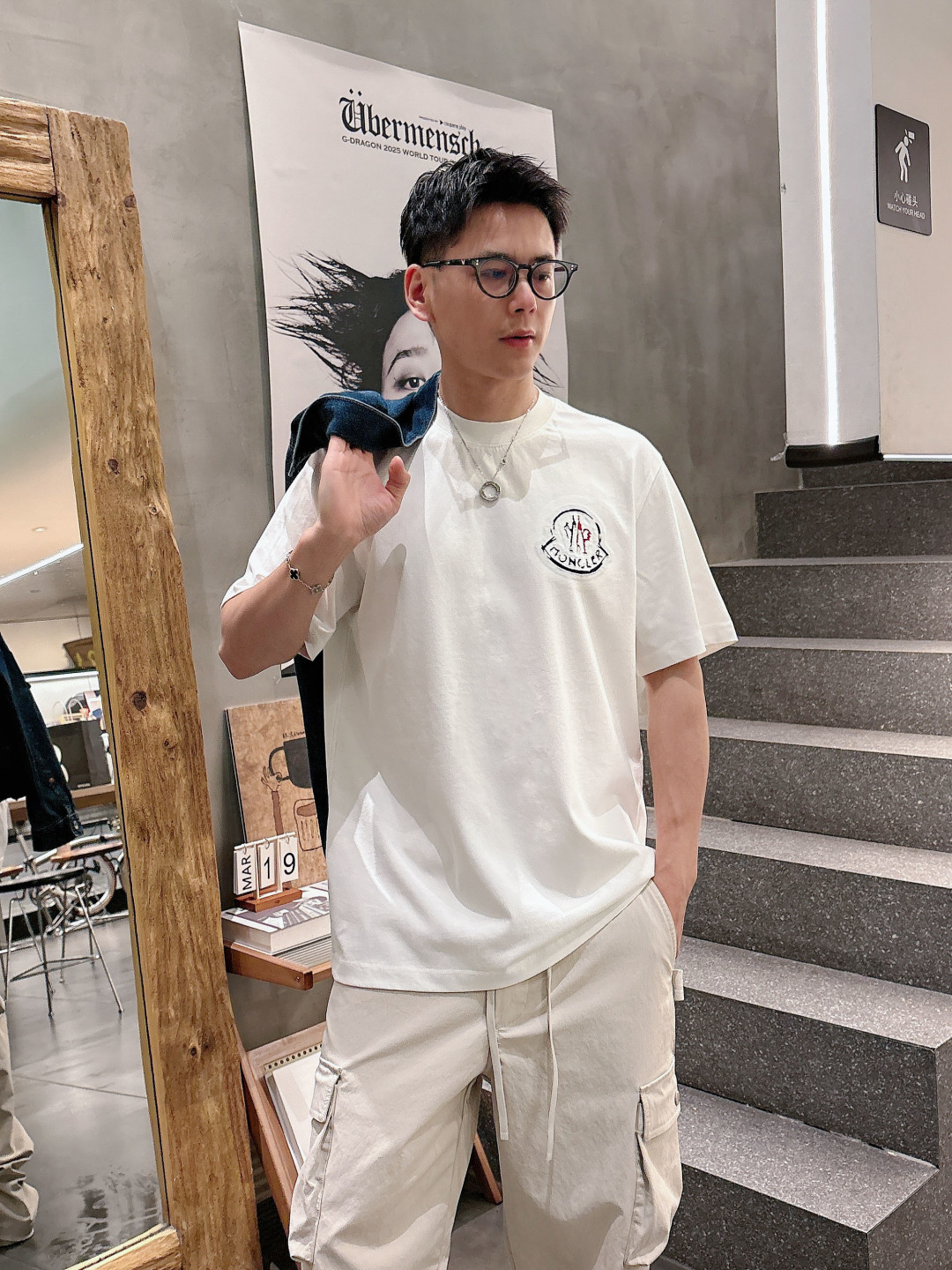 MON松弛的版型设计兼备了时尚与舒适 品牌标识LOGO图案重工贴布刺绣工艺 使其款式休闲百搭且不失出街时