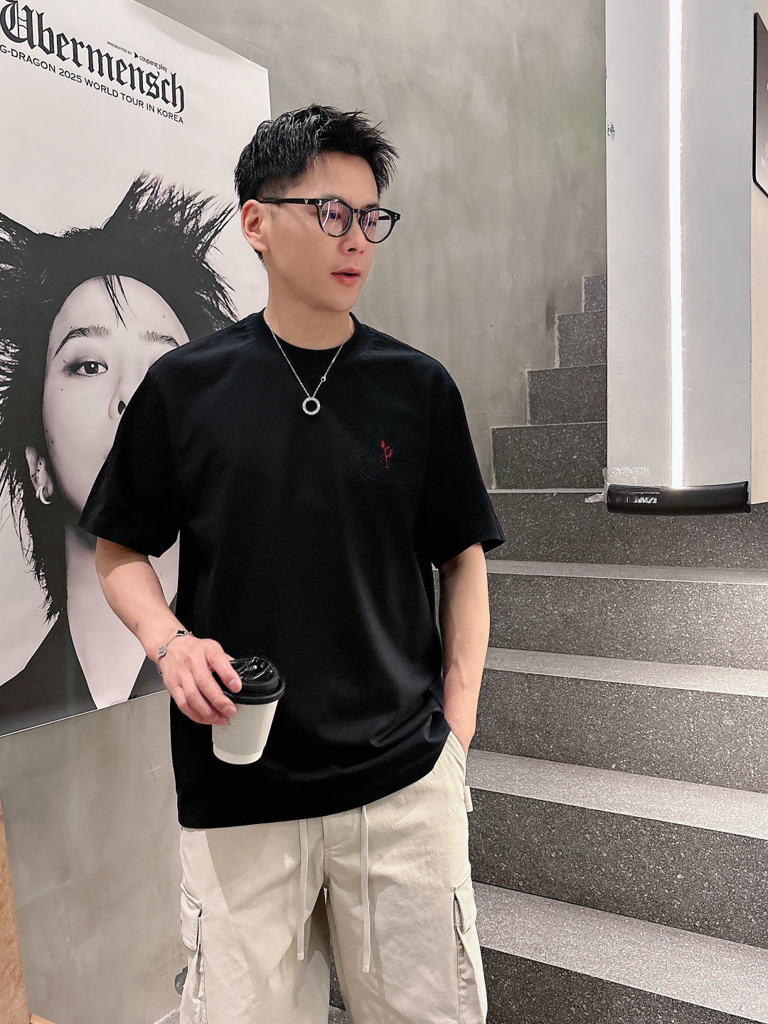 MON松弛的版型设计兼备了时尚与舒适 品牌标识LOGO图案重工贴布刺绣工艺 使其款式休闲百搭且不失出街时