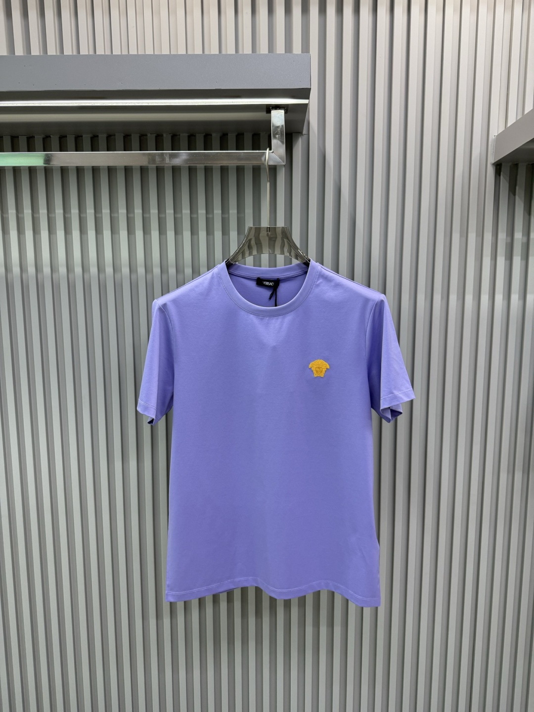 Versace2026春夏的经典款男士Medusa 短袖T恤；设计简约大气，兼具高级感与日常实穿性。标志