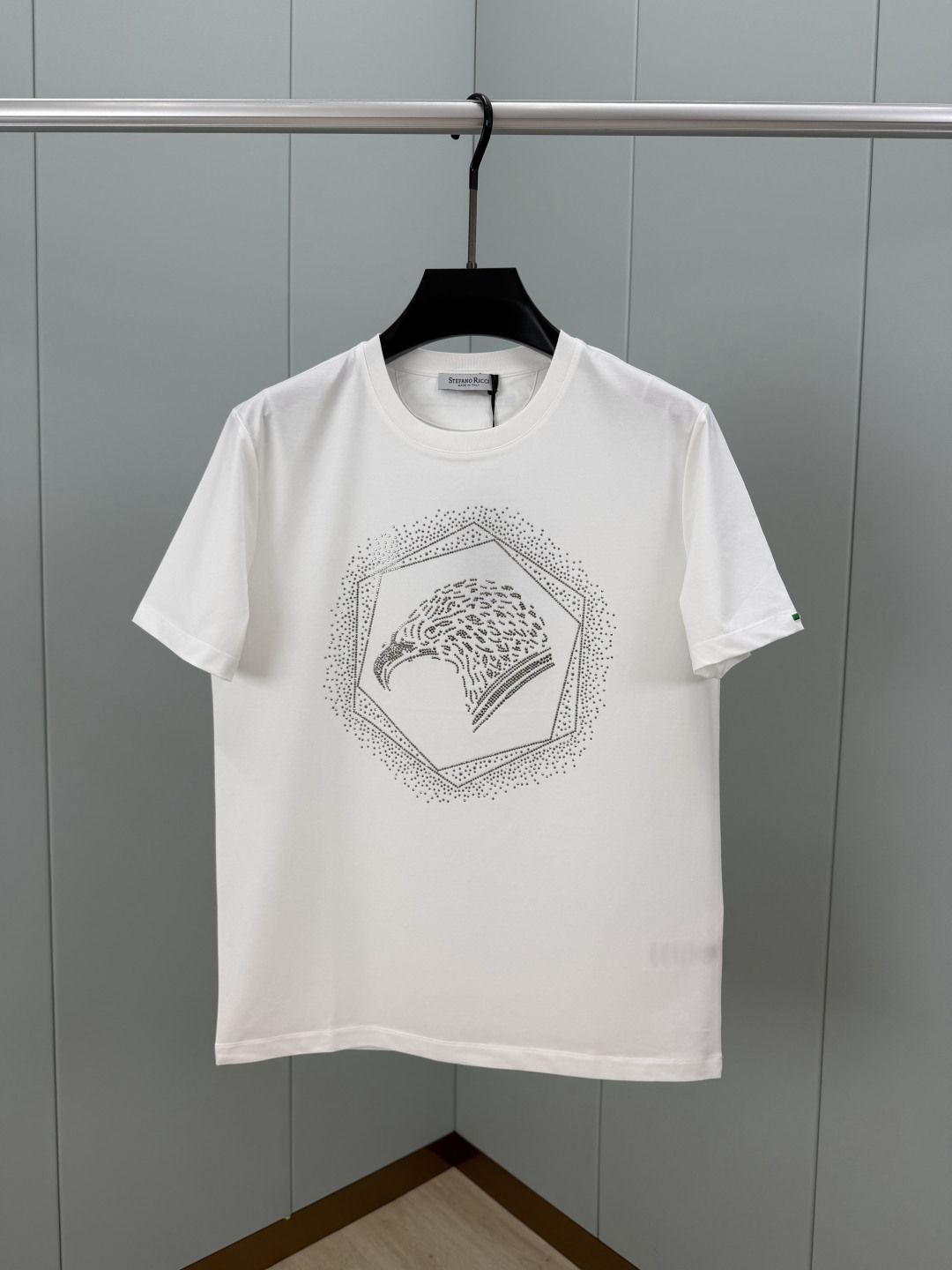 Stefano Ricci·史蒂芬 SS26春夏新品鹰头水晶缀饰短袖T恤，正面是品牌标志性鹰头图案，搭配