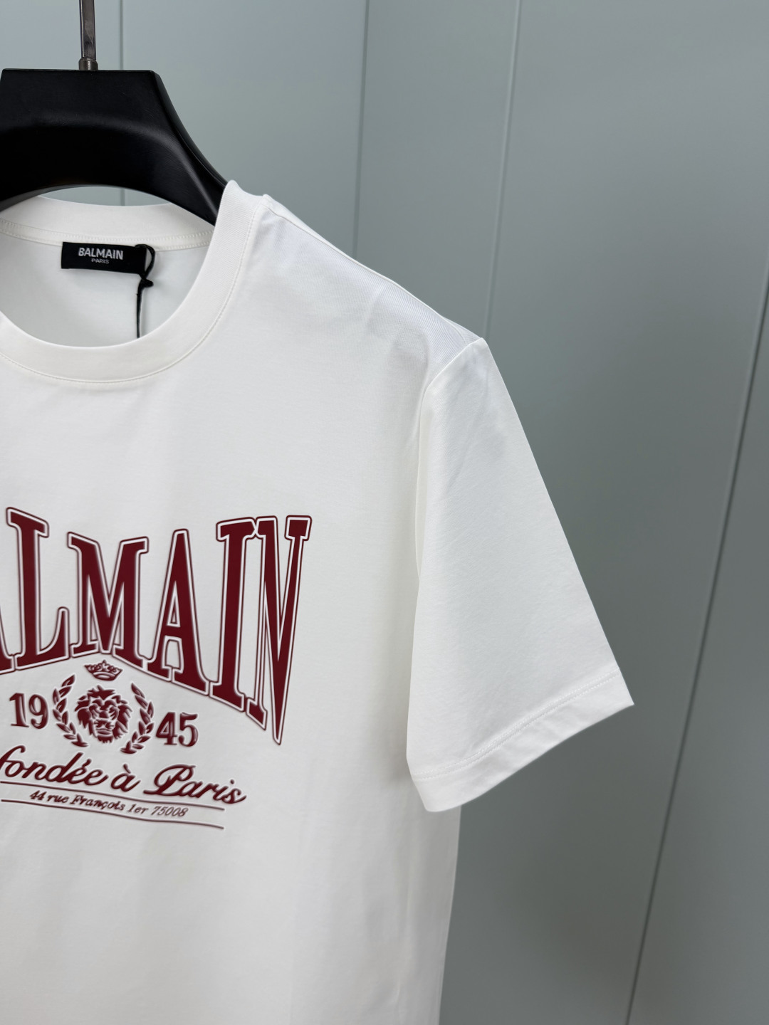 Balmain.巴尔曼 SS26春夏字母印花标识短袖T恤，正面饰红色品牌标志+“1945”字样印花log