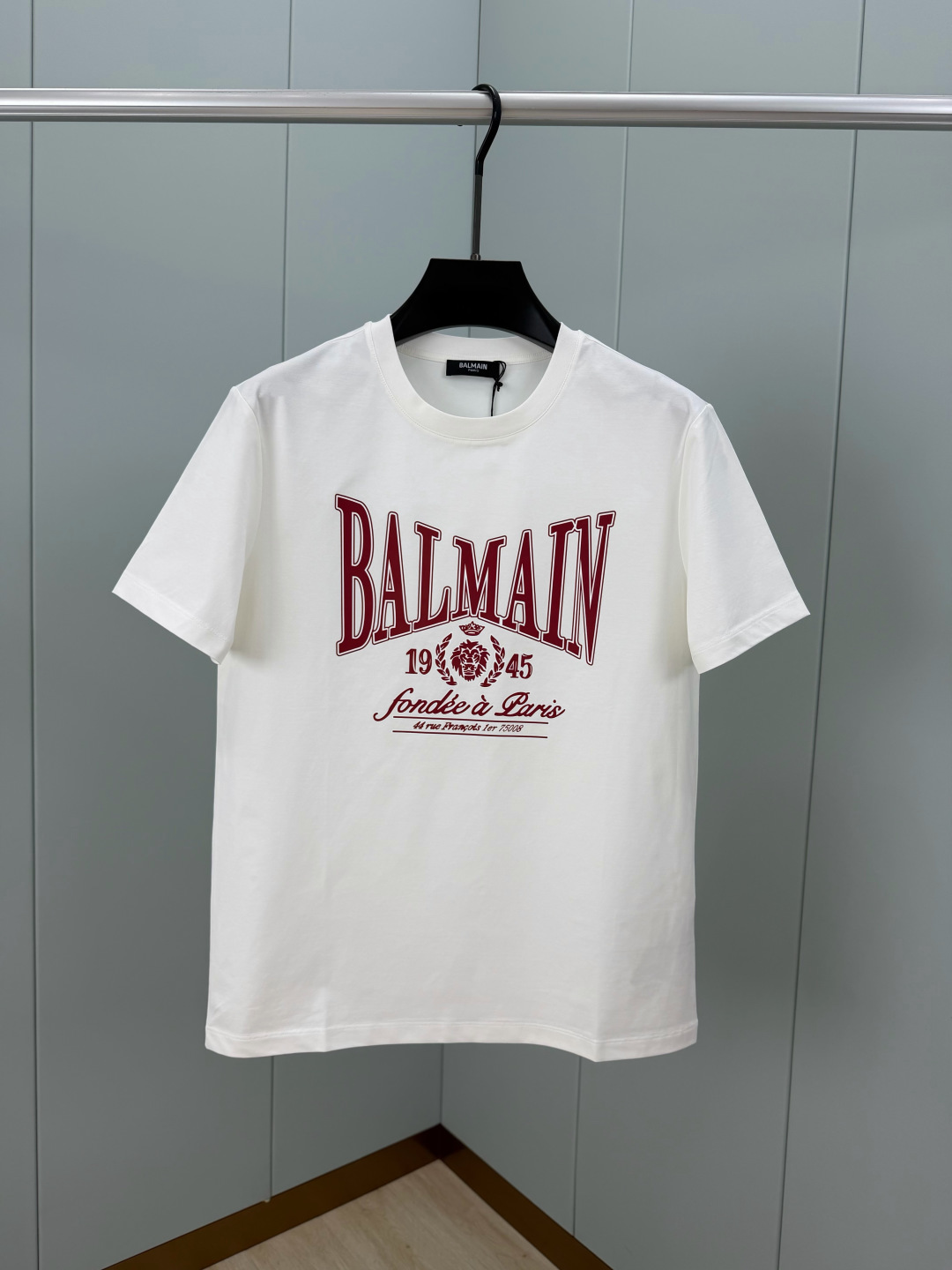 Balmain.巴尔曼 SS26春夏字母印花标识短袖T恤，正面饰红色品牌标志+“1945”字样印花log