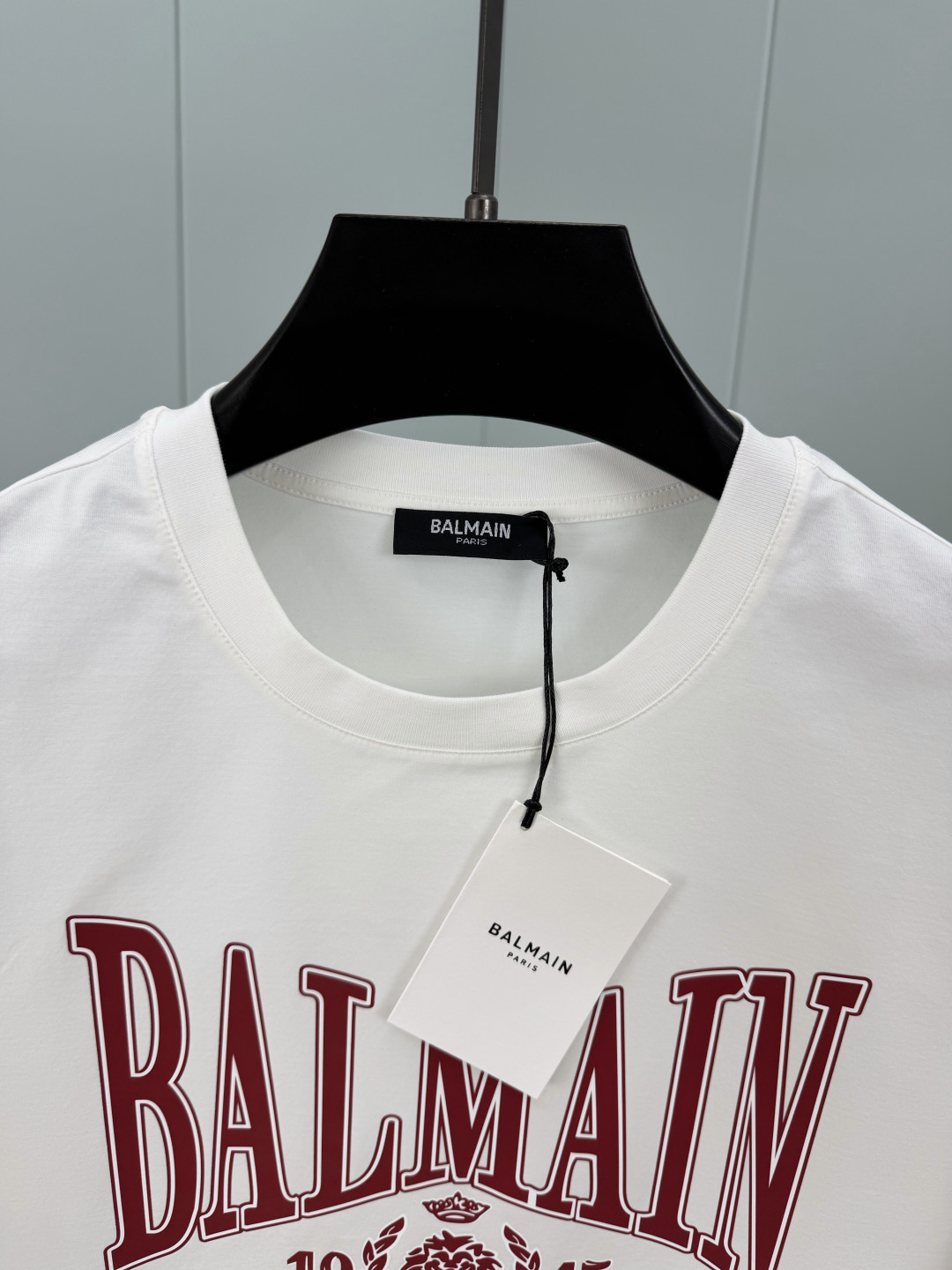 Balmain.巴尔曼 SS26春夏字母印花标识短袖T恤，正面饰红色品牌标志+“1945”字样印花log