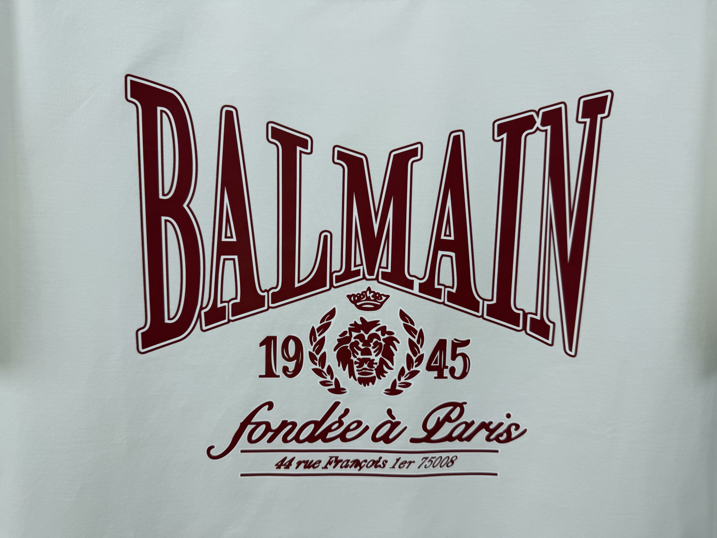 Balmain.巴尔曼 SS26春夏字母印花标识短袖T恤，正面饰红色品牌标志+“1945”字样印花log