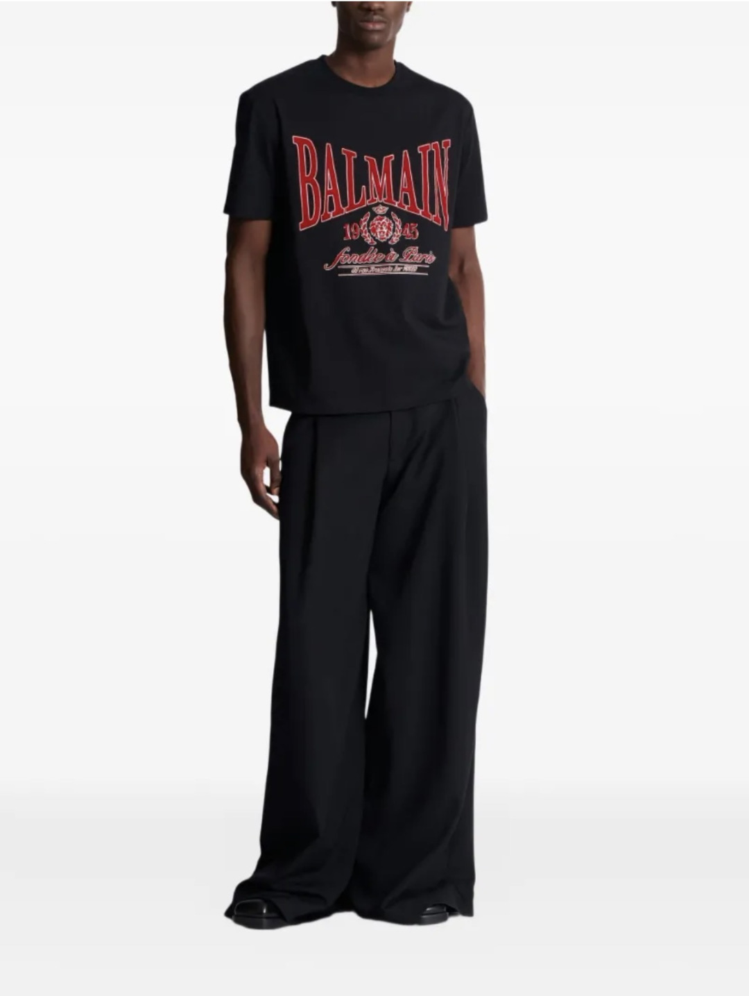 Balmain.巴尔曼 SS26春夏字母印花标识短袖T恤，正面饰红色品牌标志+“1945”字样印花log