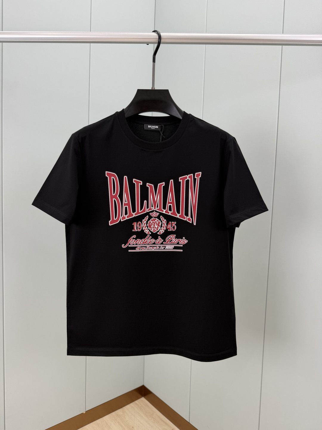 Balmain.巴尔曼 SS26春夏字母印花标识短袖T恤，正面饰红色品牌标志+“1945”字样印花log