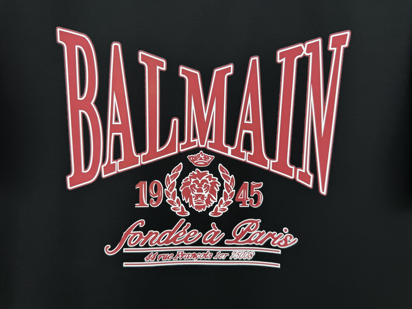 Balmain.巴尔曼 SS26春夏字母印花标识短袖T恤，正面饰红色品牌标志+“1945”字样印花log