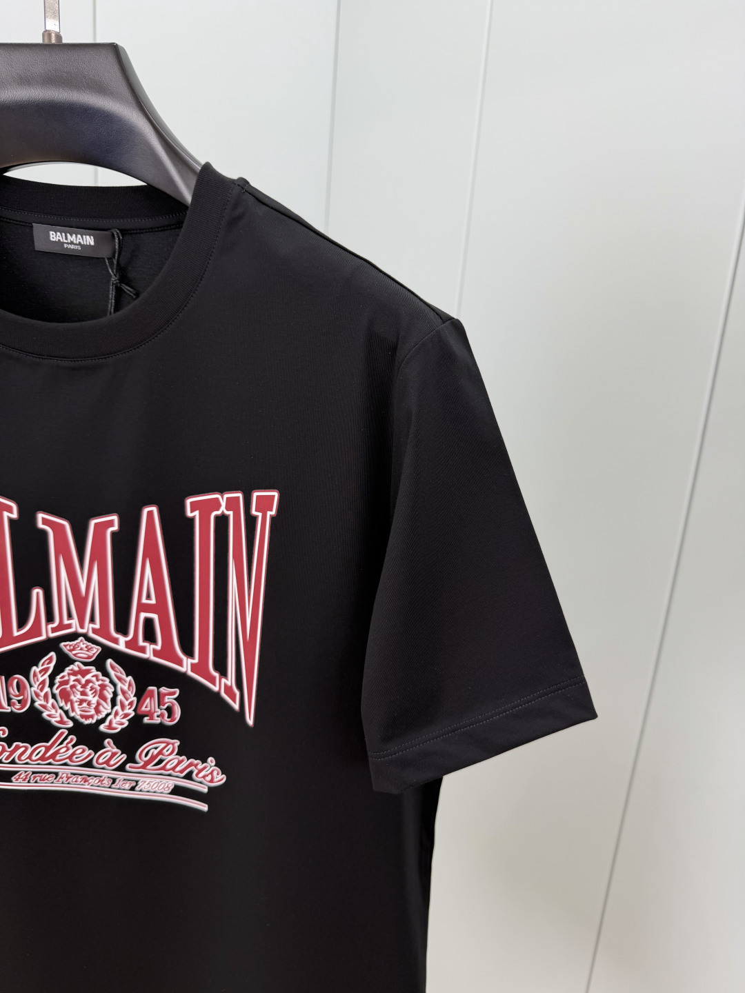 Balmain.巴尔曼 SS26春夏字母印花标识短袖T恤，正面饰红色品牌标志+“1945”字样印花log