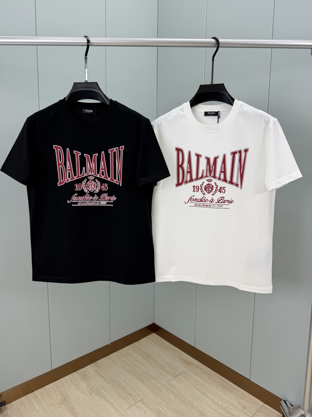 Balmain.巴尔曼 SS26春夏字母印花标识短袖T恤，正面饰红色品牌标志+“1945”字样印花log