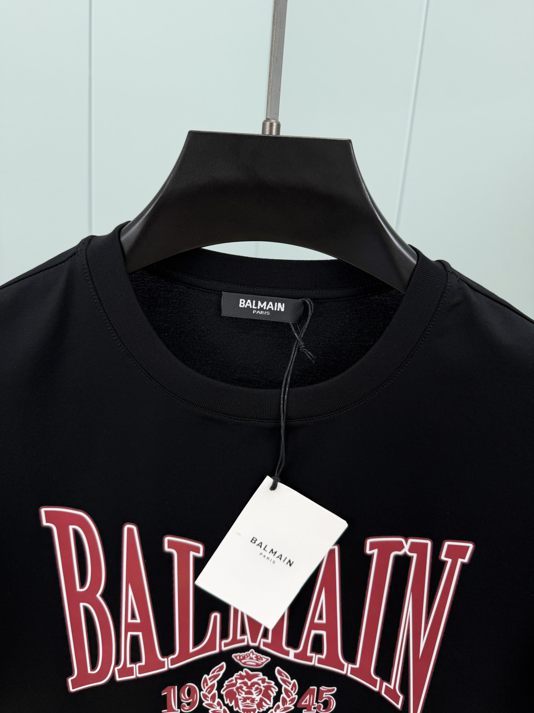 Balmain.巴尔曼 SS26春夏字母印花标识短袖T恤，正面饰红色品牌标志+“1945”字样印花log