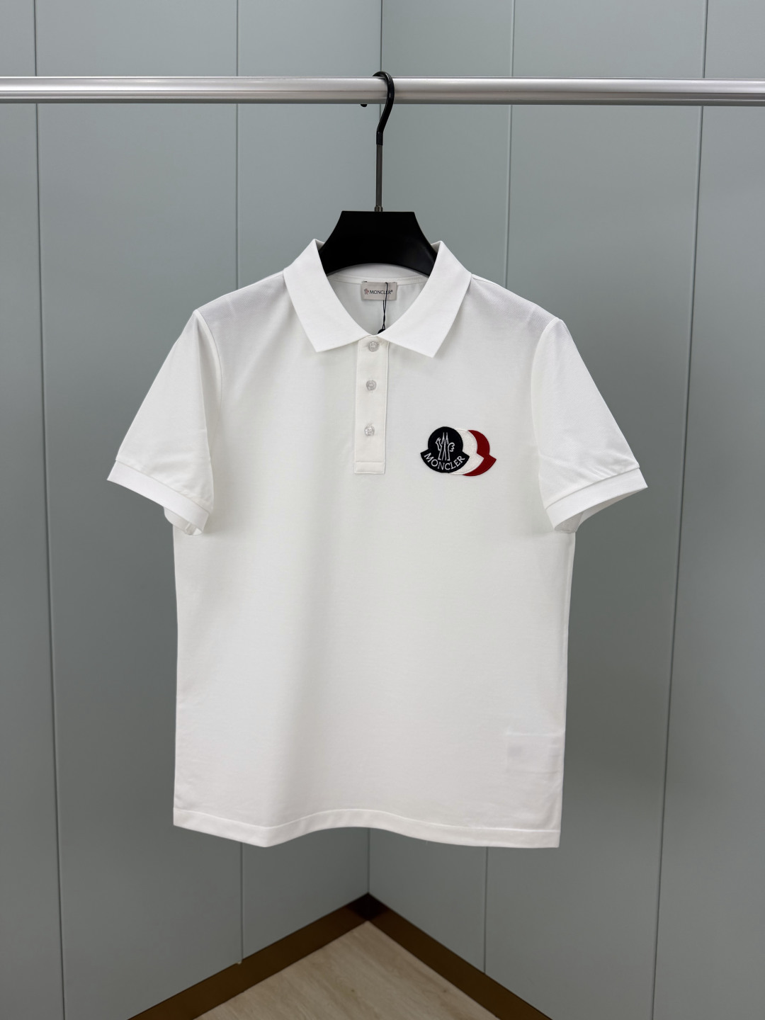Moncler.蒙口 SS26春夏新品三色刺绣logo标识Polo衫，以新季元素形式呈现，正面纽扣开合，