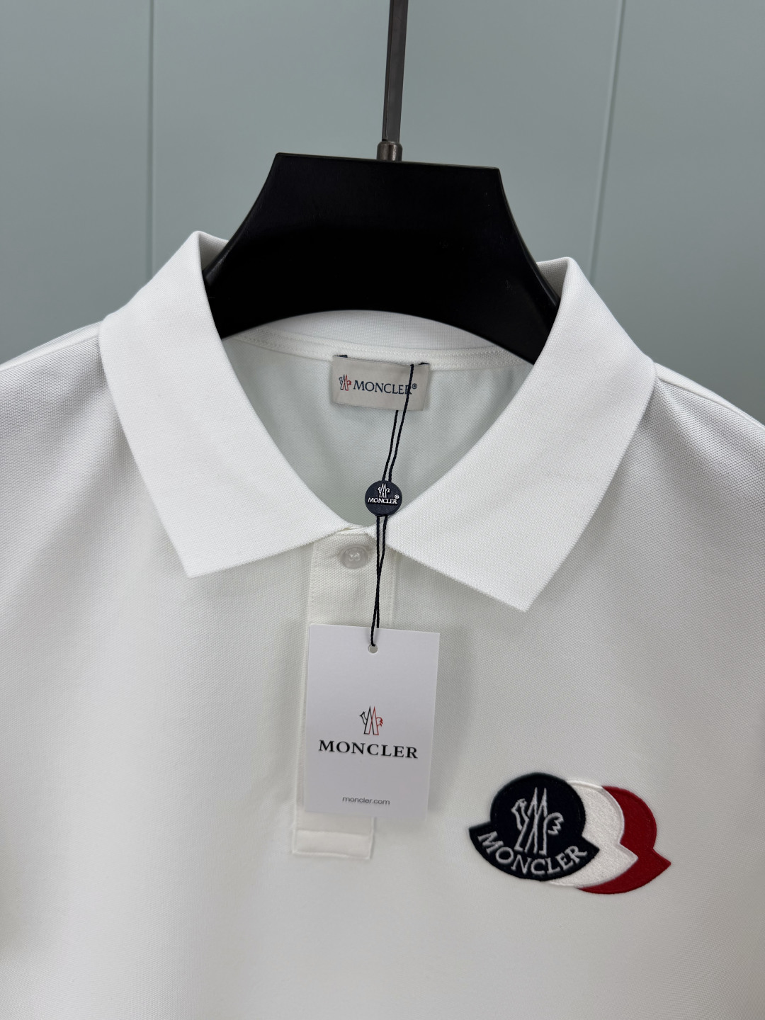 Moncler.蒙口 SS26春夏新品三色刺绣logo标识Polo衫，以新季元素形式呈现，正面纽扣开合，