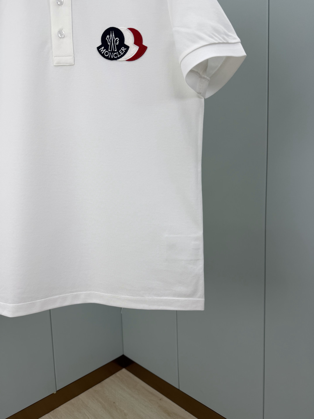 Moncler.蒙口 SS26春夏新品三色刺绣logo标识Polo衫，以新季元素形式呈现，正面纽扣开合，