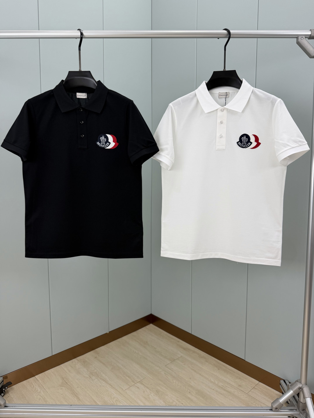 Moncler.蒙口 SS26春夏新品三色刺绣logo标识Polo衫，以新季元素形式呈现，正面纽扣开合，