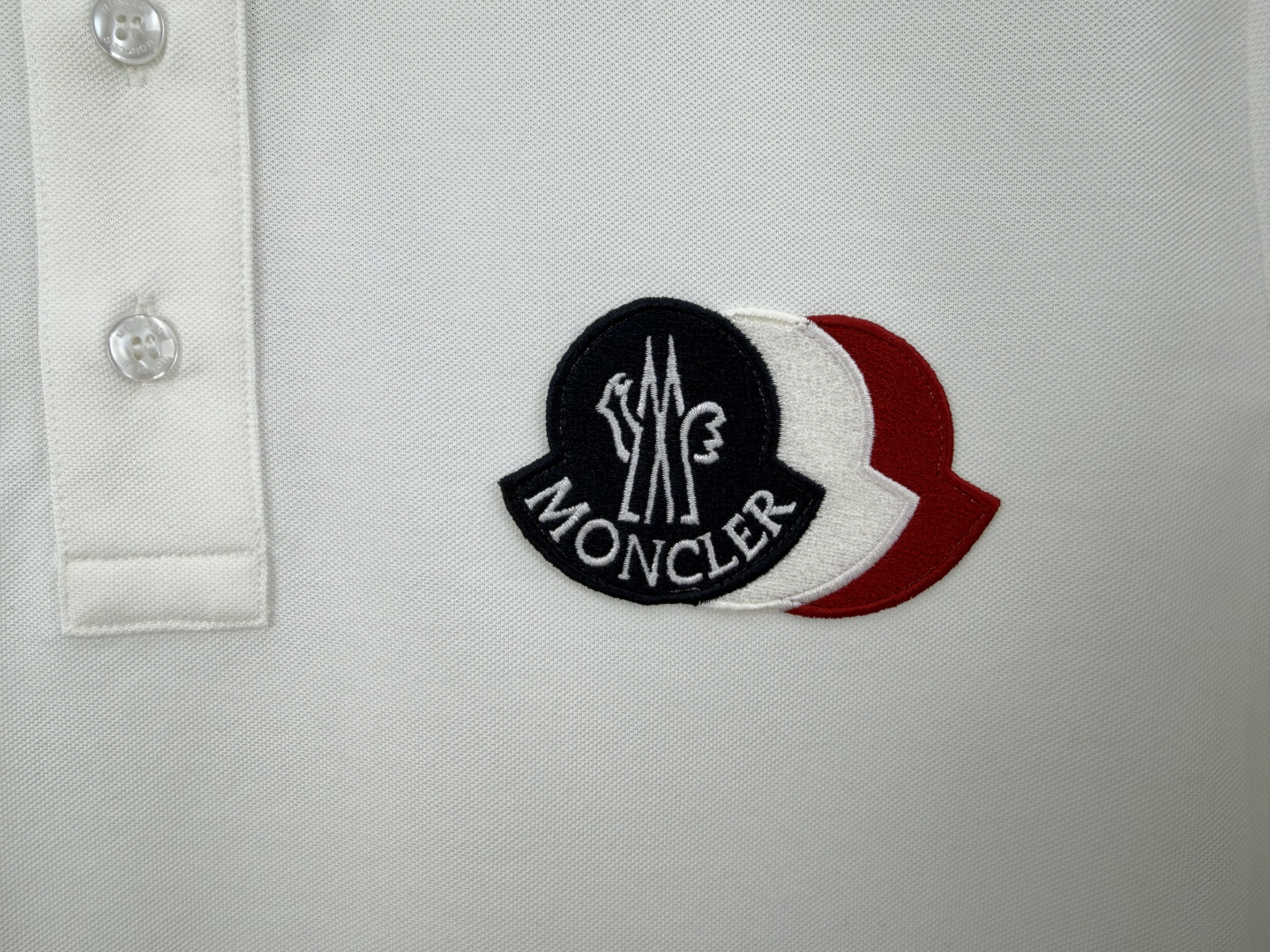 Moncler.蒙口 SS26春夏新品三色刺绣logo标识Polo衫，以新季元素形式呈现，正面纽扣开合，