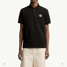 Moncler.蒙口 SS26春夏新品三色刺绣logo标识Polo衫,以新季元素形式呈现,正面纽扣开合, Moncler.蒙口 SS26春夏新品三色刺绣logo标识Polo衫,以新季元素形式呈现,正面纽扣开合,