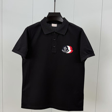 Moncler.蒙口 SS26春夏新品三色刺绣logo标识Polo衫,以新季元素形式呈现,正面纽扣开合, Moncler.蒙口 SS26春夏新品三色刺绣logo标识Polo衫,以新季元素形式呈现,正面纽扣开合,