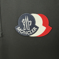 Moncler.蒙口 SS26春夏新品三色刺绣logo标识Polo衫,以新季元素形式呈现,正面纽扣开合, Moncler.蒙口 SS26春夏新品三色刺绣logo标识Polo衫,以新季元素形式呈现,正面纽扣开合,
