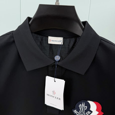Moncler.蒙口 SS26春夏新品三色刺绣logo标识Polo衫,以新季元素形式呈现,正面纽扣开合, Moncler.蒙口 SS26春夏新品三色刺绣logo标识Polo衫,以新季元素形式呈现,正面纽扣开合,