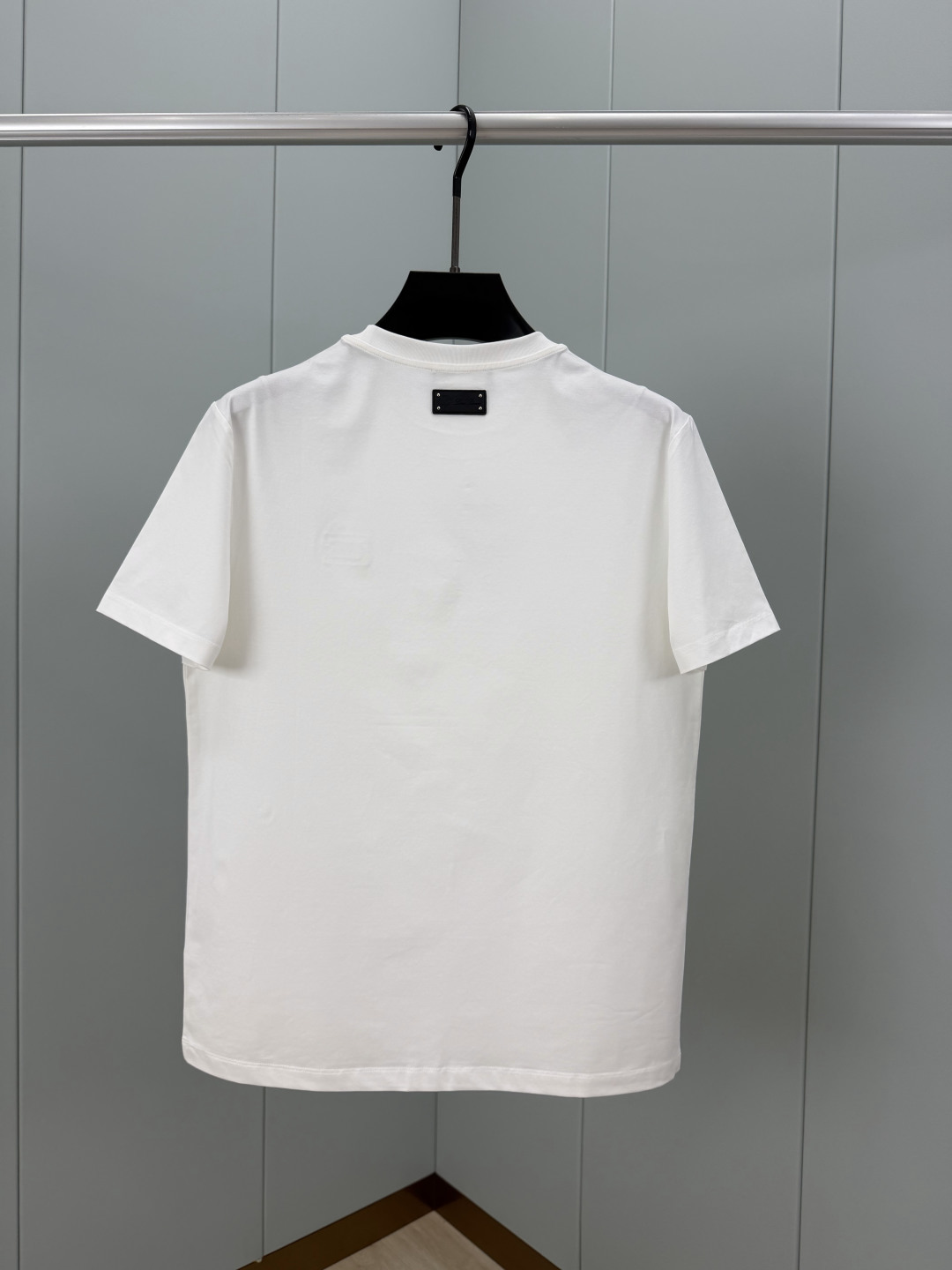 Loro Piana. 诺悠翩雅 夏季新品金属皮牌徽标短袖T恤，正面饰镌刻品牌标志性金属皮牌徽标+背面皮