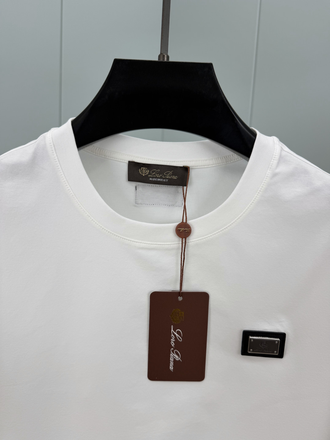 Loro Piana. 诺悠翩雅 夏季新品金属皮牌徽标短袖T恤，正面饰镌刻品牌标志性金属皮牌徽标+背面皮