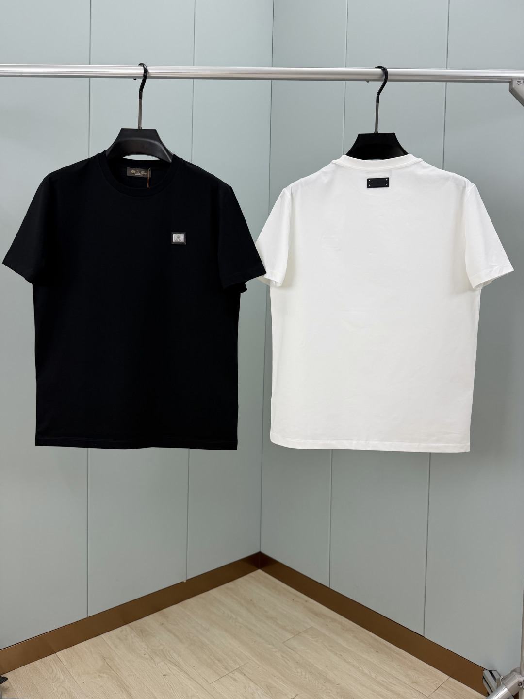 Loro Piana. 诺悠翩雅 夏季新品金属皮牌徽标短袖T恤，正面饰镌刻品牌标志性金属皮牌徽标+背面皮
