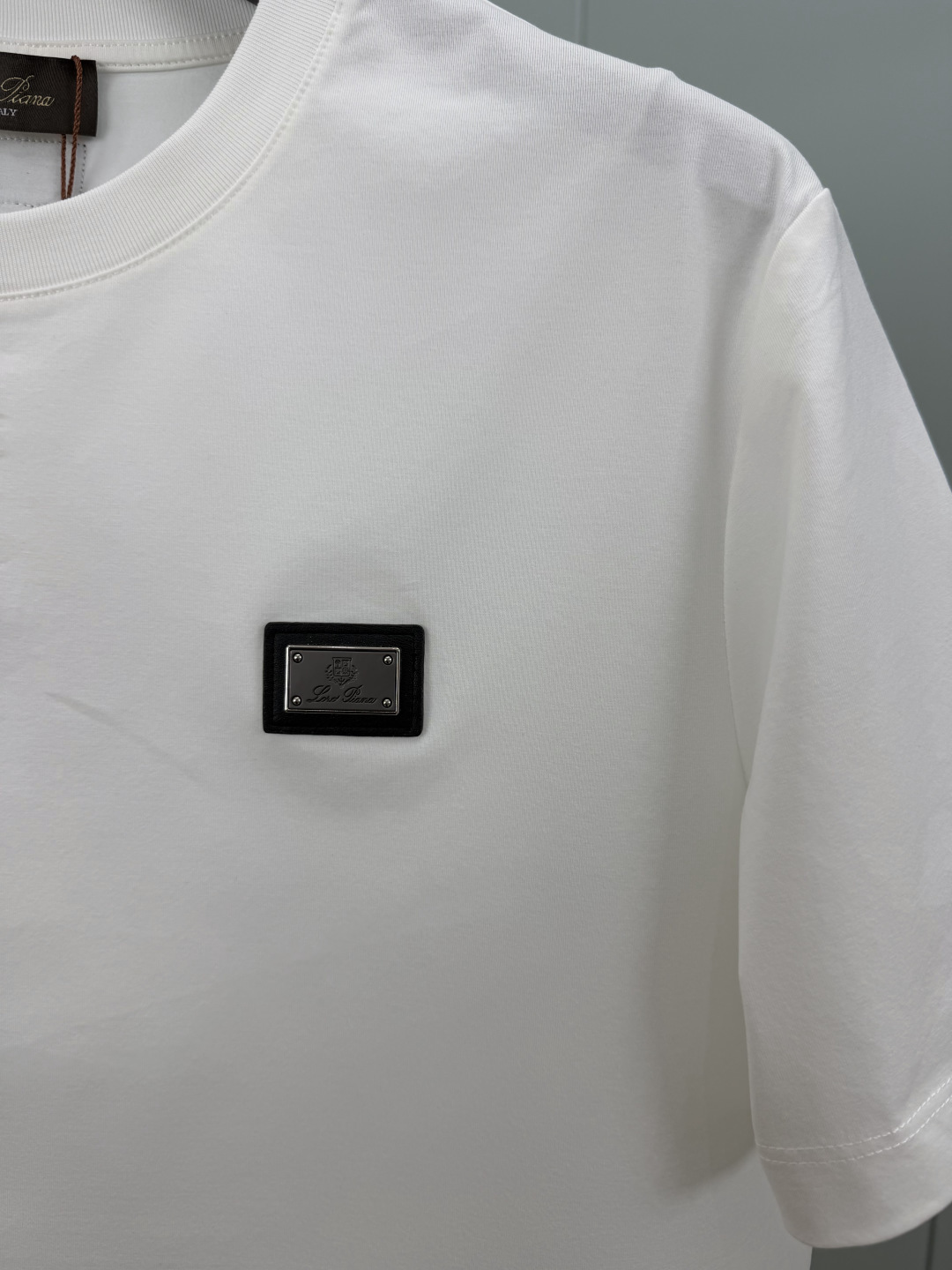 Loro Piana. 诺悠翩雅 夏季新品金属皮牌徽标短袖T恤，正面饰镌刻品牌标志性金属皮牌徽标+背面皮