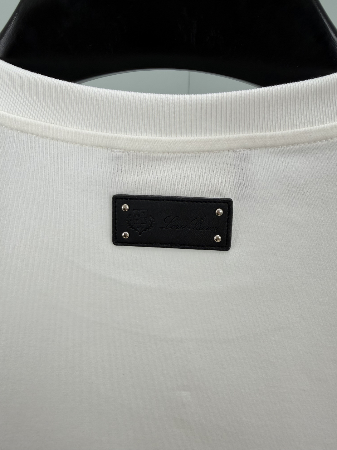 Loro Piana. 诺悠翩雅 夏季新品金属皮牌徽标短袖T恤，正面饰镌刻品牌标志性金属皮牌徽标+背面皮