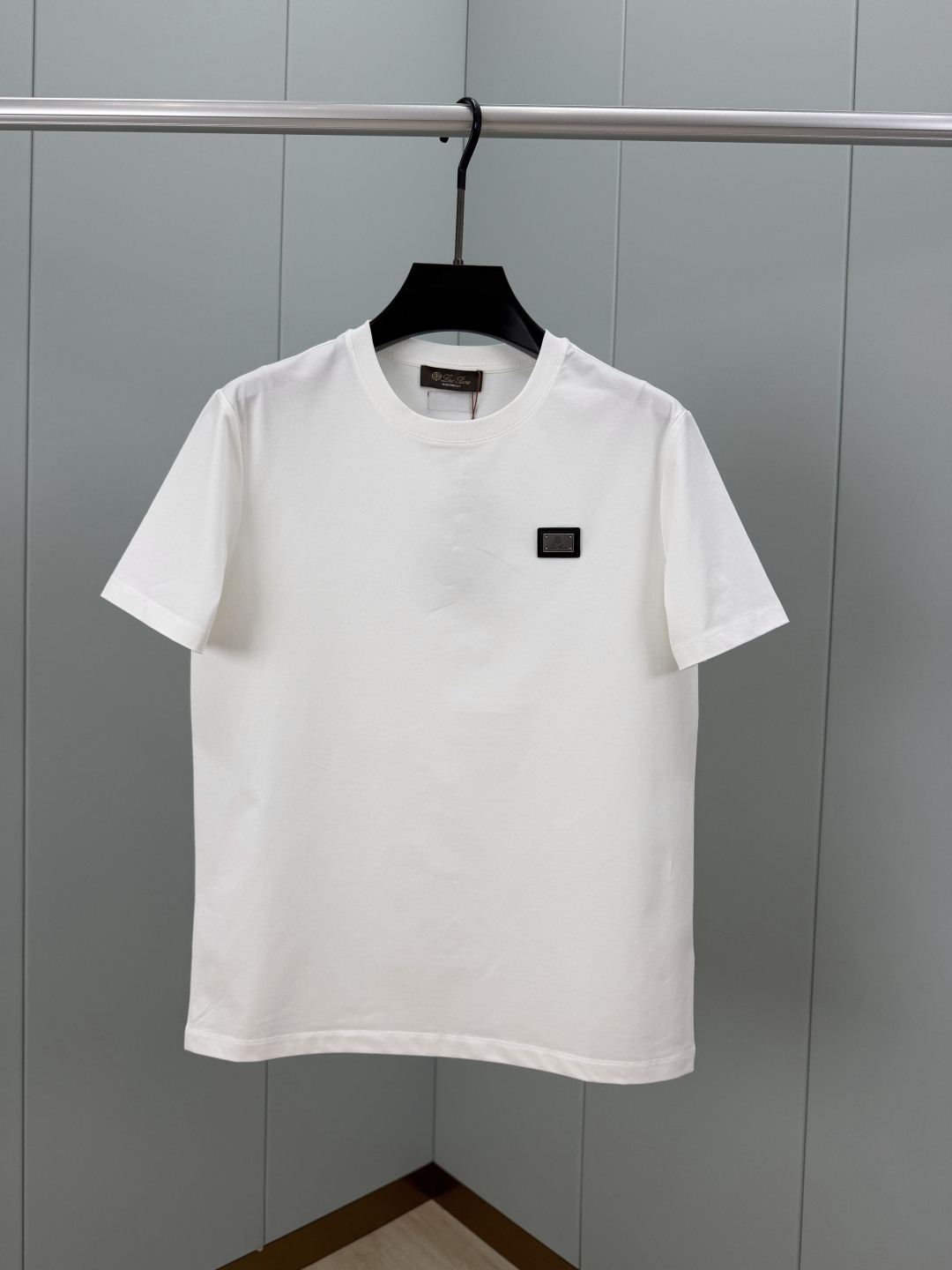 Loro Piana. 诺悠翩雅 夏季新品金属皮牌徽标短袖T恤，正面饰镌刻品牌标志性金属皮牌徽标+背面皮
