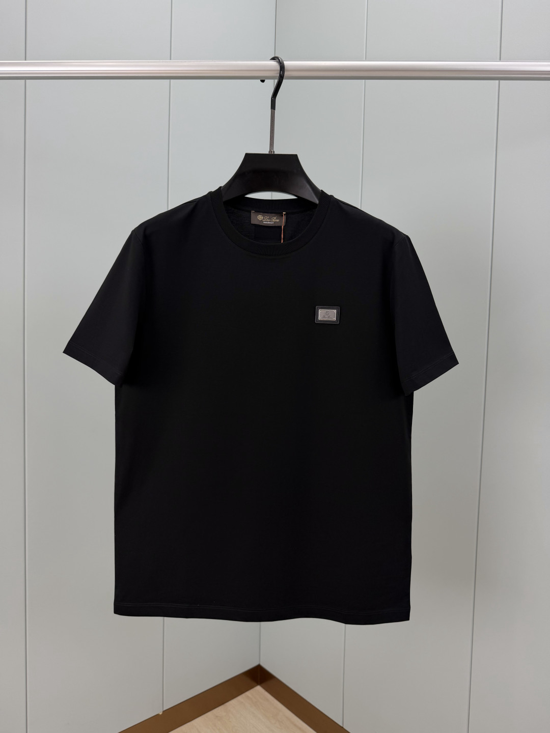 Loro Piana. 诺悠翩雅 夏季新品金属皮牌徽标短袖T恤，正面饰镌刻品牌标志性金属皮牌徽标+背面皮
