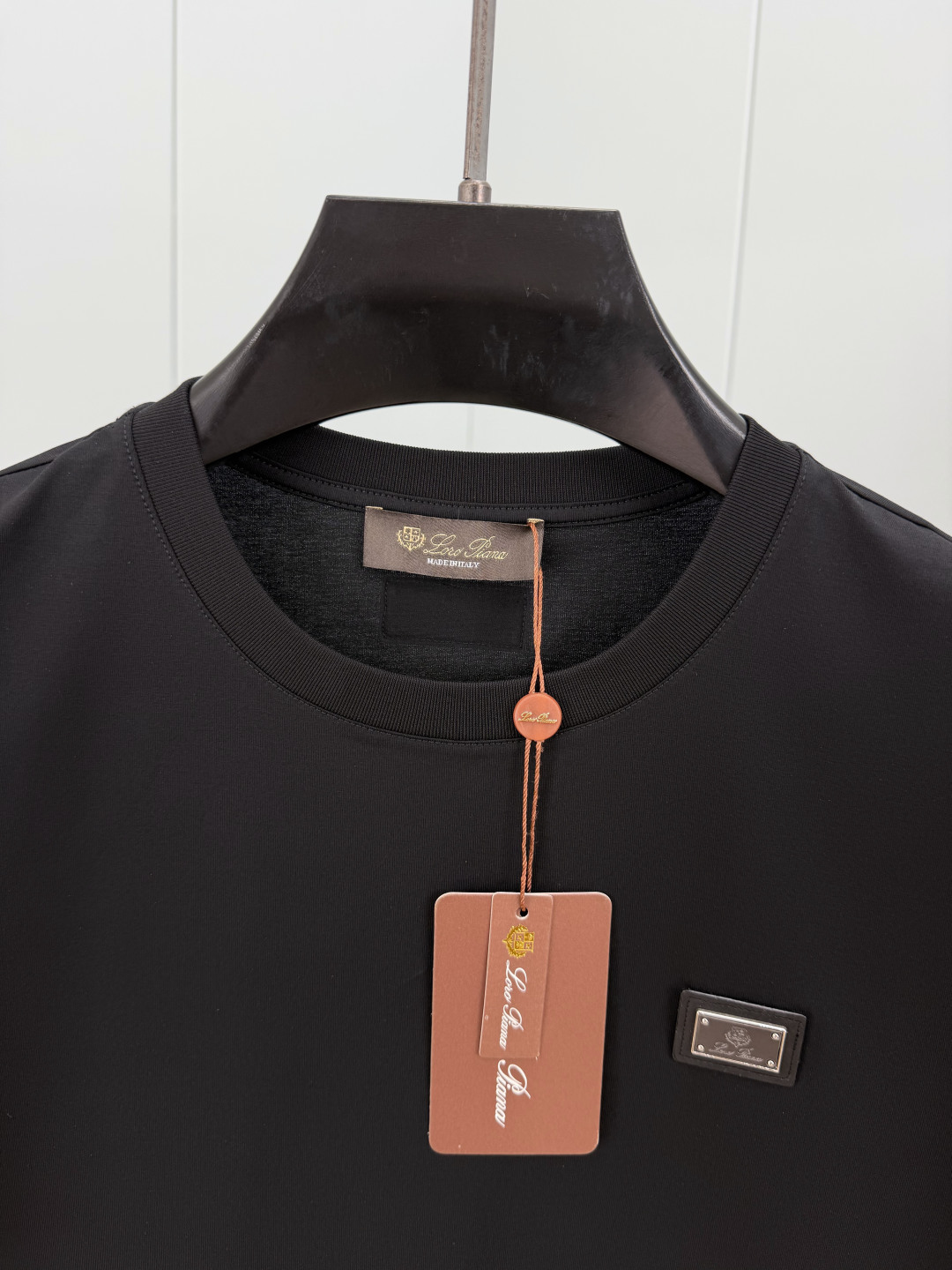Loro Piana. 诺悠翩雅 夏季新品金属皮牌徽标短袖T恤，正面饰镌刻品牌标志性金属皮牌徽标+背面皮