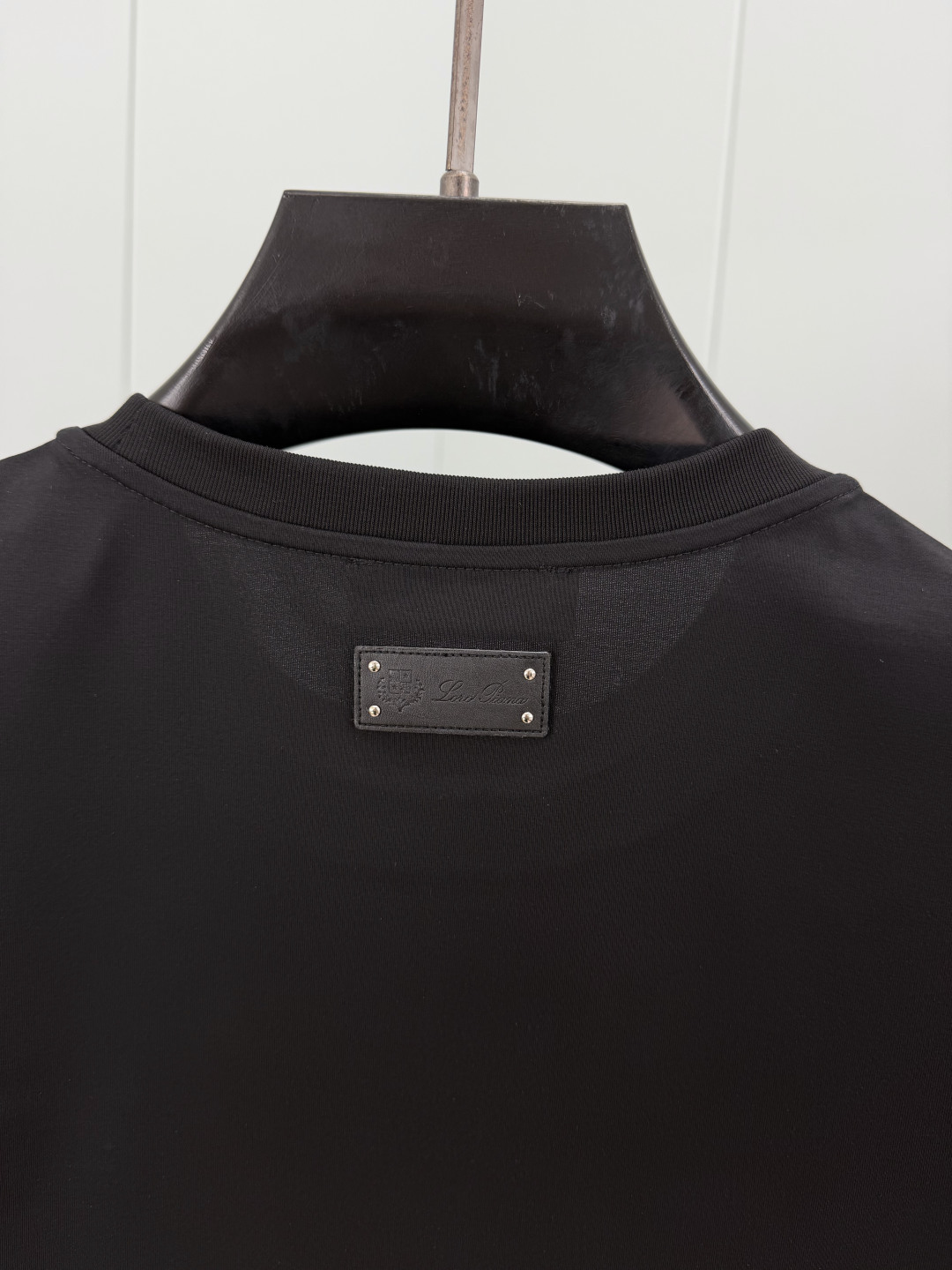 Loro Piana. 诺悠翩雅 夏季新品金属皮牌徽标短袖T恤，正面饰镌刻品牌标志性金属皮牌徽标+背面皮
