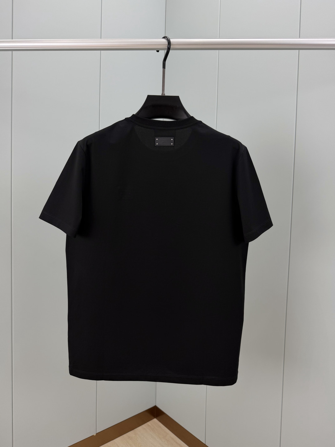Loro Piana. 诺悠翩雅 夏季新品金属皮牌徽标短袖T恤，正面饰镌刻品牌标志性金属皮牌徽标+背面皮