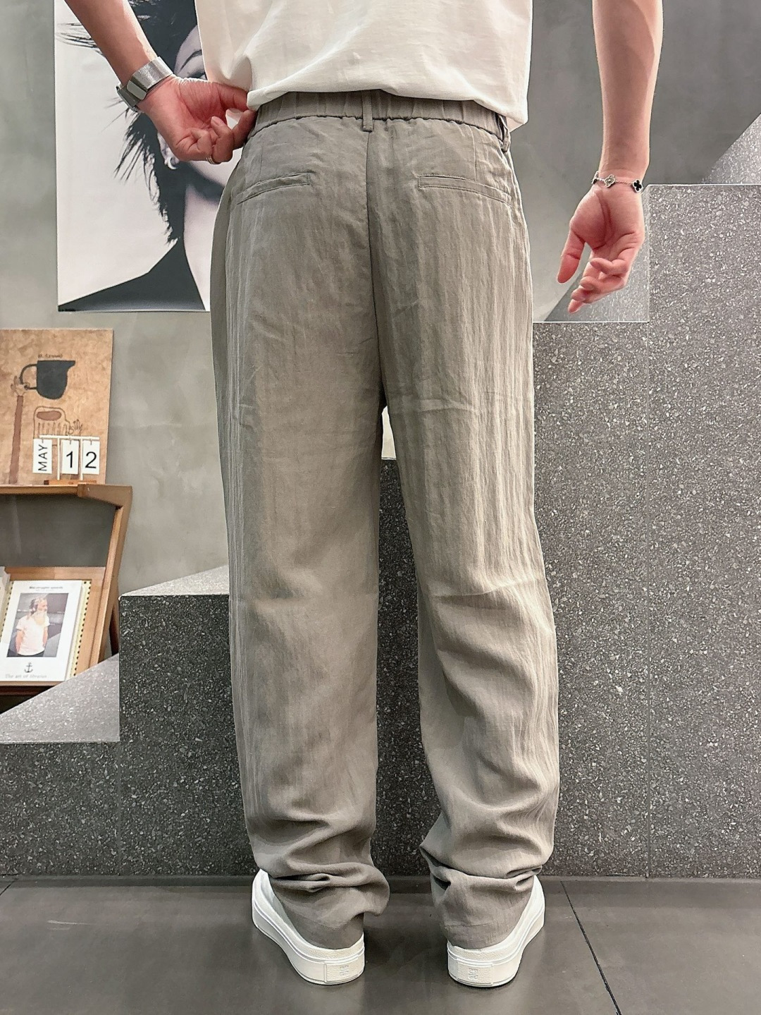 杰尼亚 新款直筒长裤，高级优质莱塞尔天丝面料，细腻柔软程度非同一般。标识增添看点，处处彰显独特的风格魅力