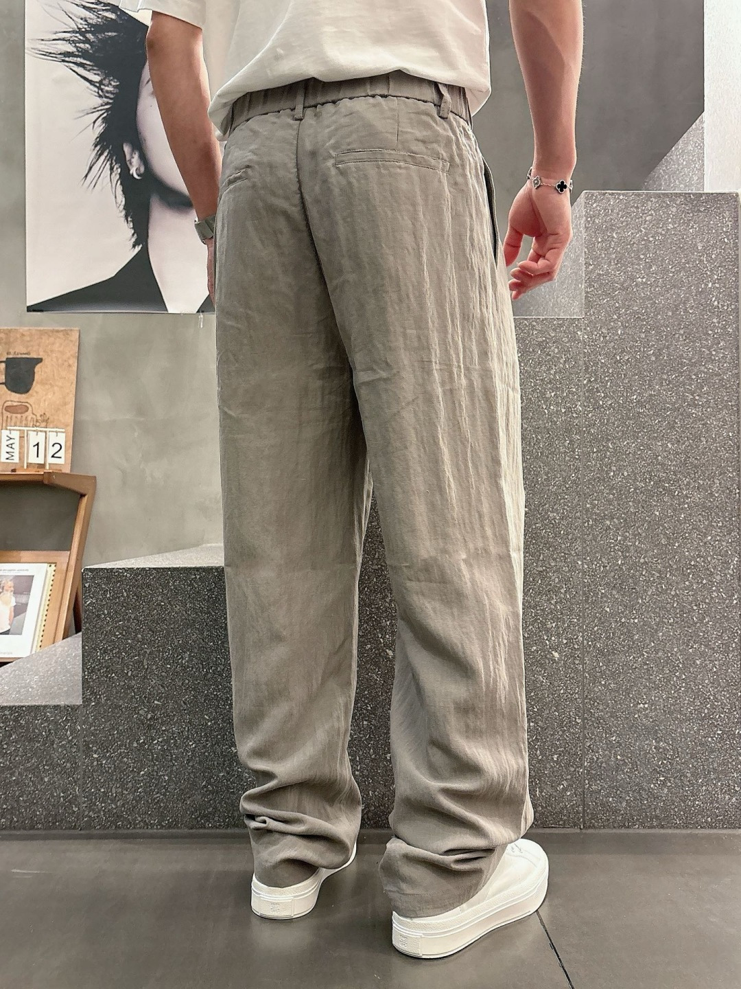 杰尼亚 新款直筒长裤，高级优质莱塞尔天丝面料，细腻柔软程度非同一般。标识增添看点，处处彰显独特的风格魅力