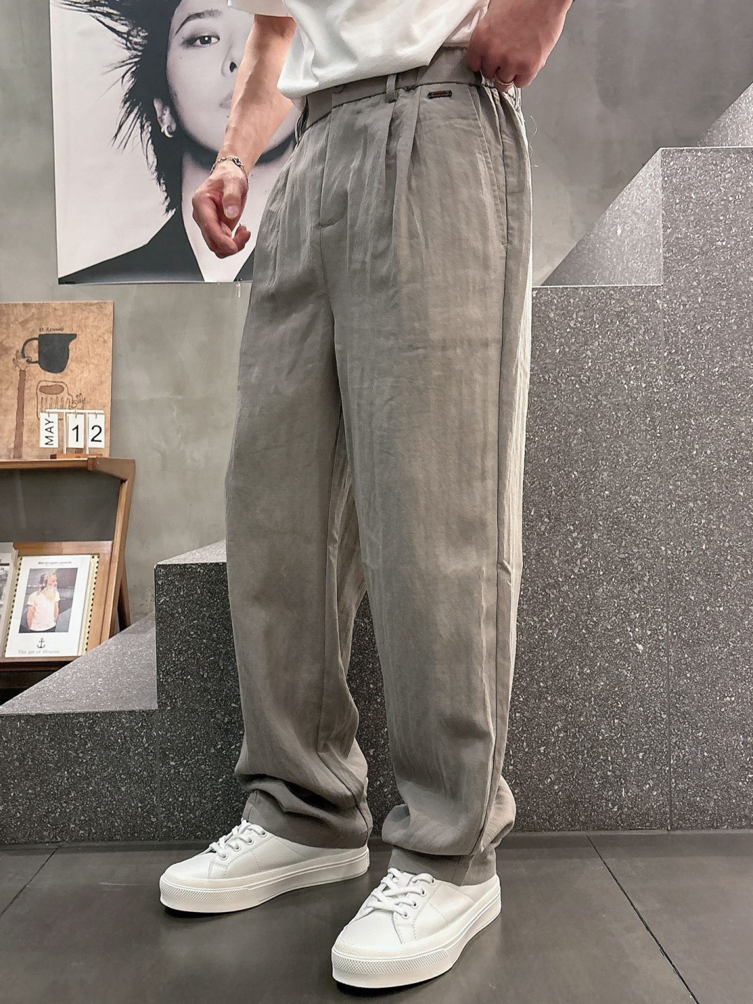 杰尼亚 新款直筒长裤，高级优质莱塞尔天丝面料，细腻柔软程度非同一般。标识增添看点，处处彰显独特的风格魅力