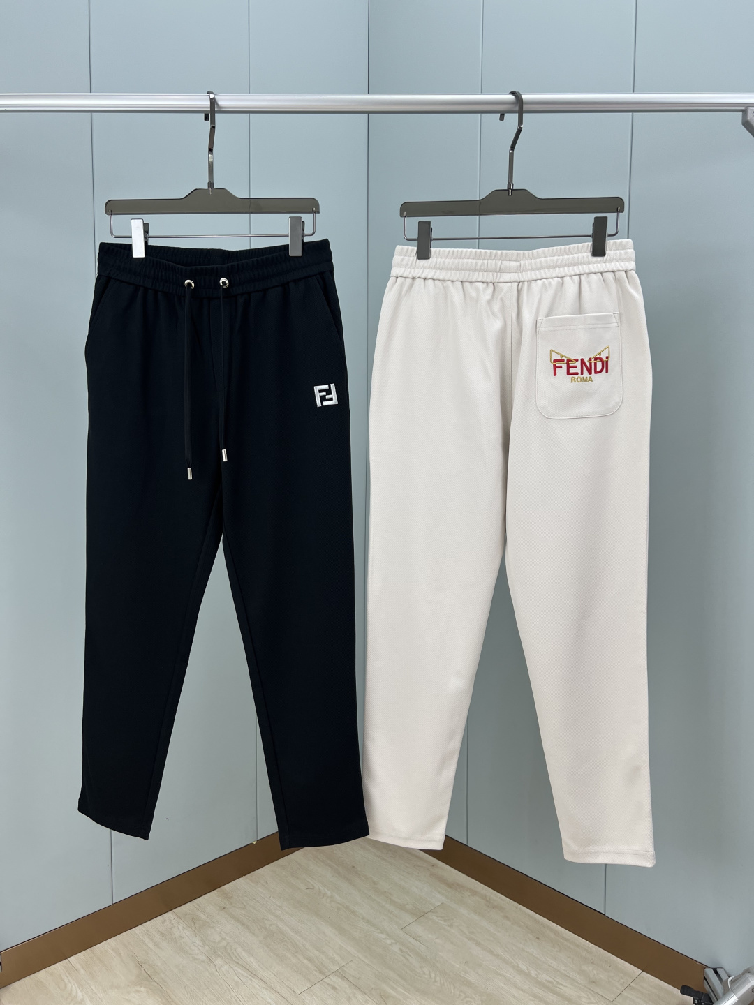 Fendi.芬迪 春夏男装刺绣标识针织休闲长裤，正面左侧饰有FF立体刺绣+后幅贴袋饰新季元素小怪兽FEN