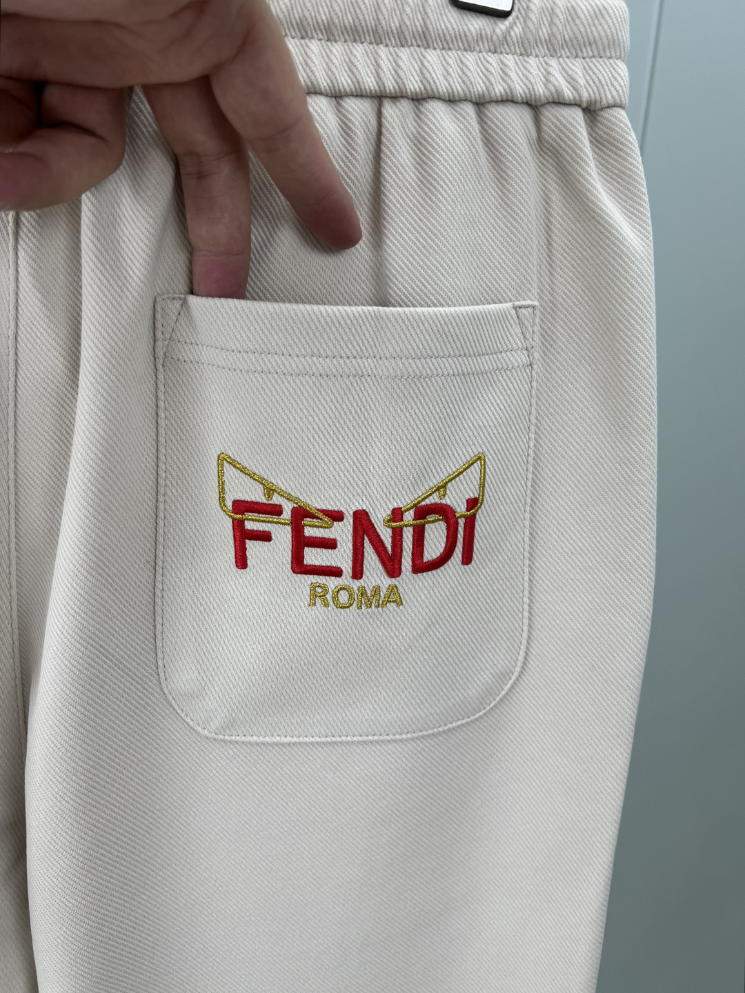 Fendi.芬迪 春夏男装刺绣标识针织休闲长裤，正面左侧饰有FF立体刺绣+后幅贴袋饰新季元素小怪兽FEN
