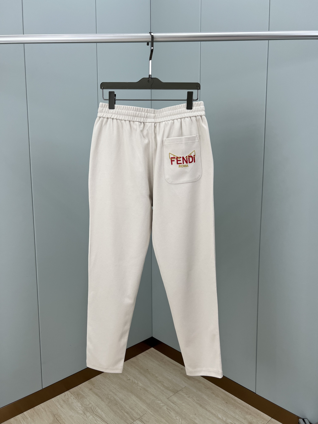 Fendi.芬迪 春夏男装刺绣标识针织休闲长裤，正面左侧饰有FF立体刺绣+后幅贴袋饰新季元素小怪兽FEN