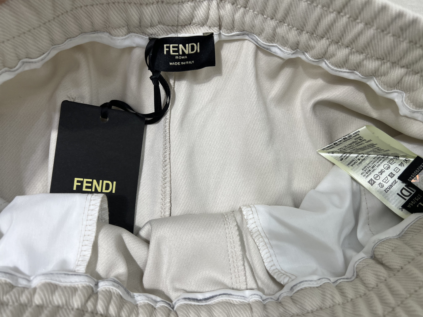 Fendi.芬迪 春夏男装刺绣标识针织休闲长裤，正面左侧饰有FF立体刺绣+后幅贴袋饰新季元素小怪兽FEN