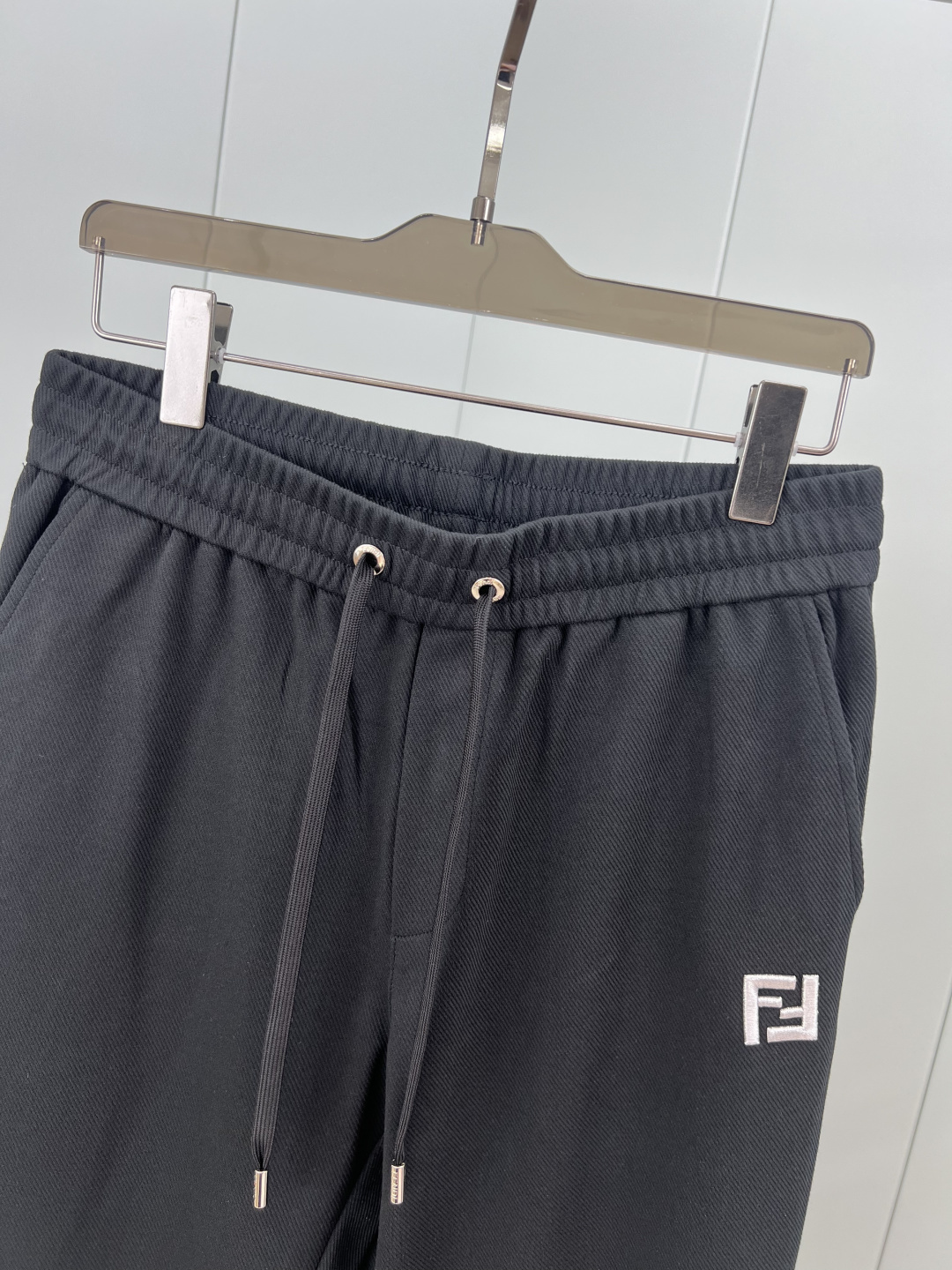 Fendi.芬迪 春夏男装刺绣标识针织休闲长裤，正面左侧饰有FF立体刺绣+后幅贴袋饰新季元素小怪兽FEN