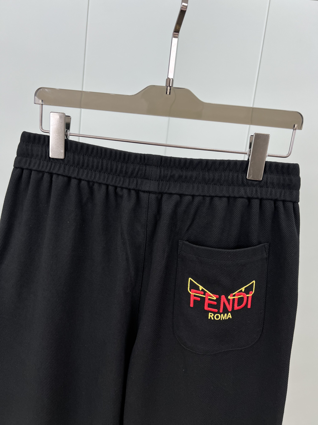 Fendi.芬迪 春夏男装刺绣标识针织休闲长裤，正面左侧饰有FF立体刺绣+后幅贴袋饰新季元素小怪兽FEN