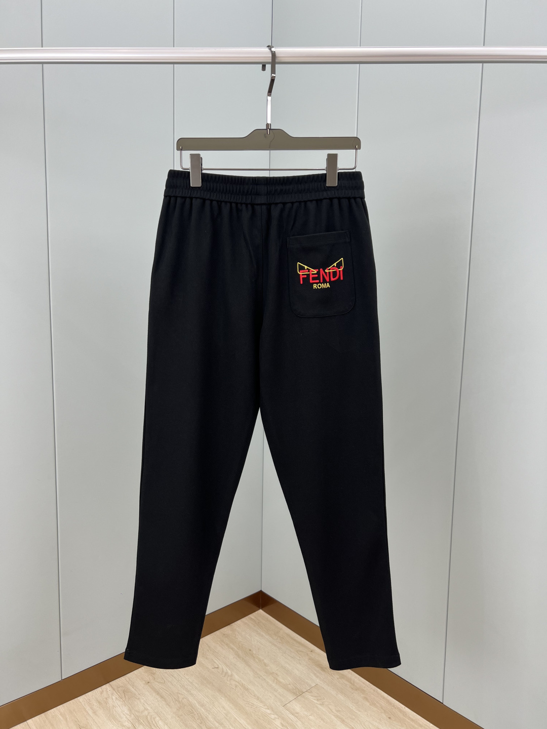 Fendi.芬迪 春夏男装刺绣标识针织休闲长裤，正面左侧饰有FF立体刺绣+后幅贴袋饰新季元素小怪兽FEN