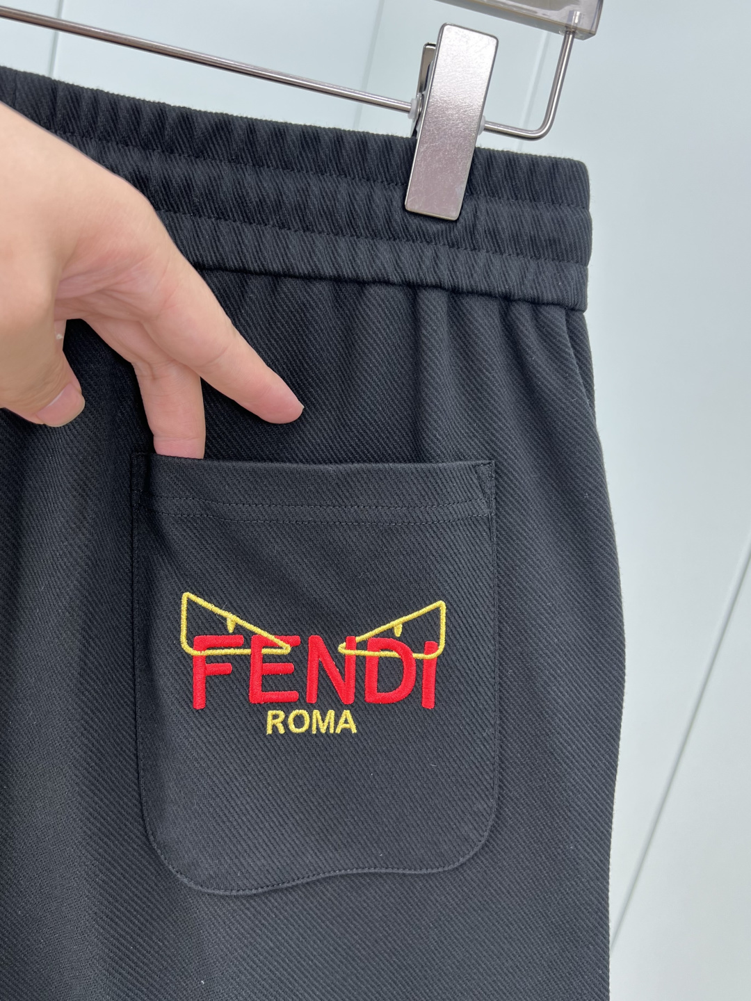 Fendi.芬迪 春夏男装刺绣标识针织休闲长裤，正面左侧饰有FF立体刺绣+后幅贴袋饰新季元素小怪兽FEN