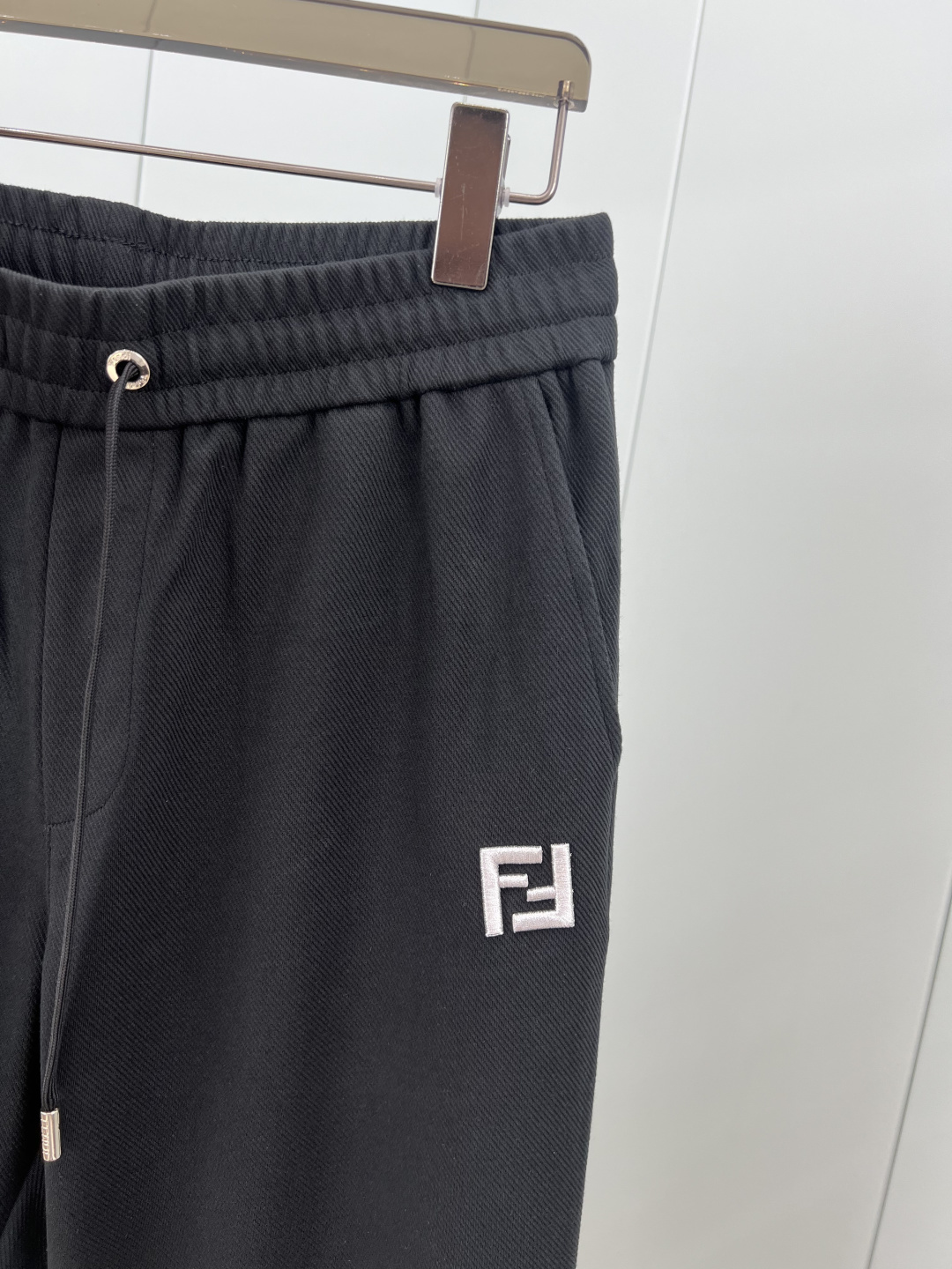 Fendi.芬迪 春夏男装刺绣标识针织休闲长裤，正面左侧饰有FF立体刺绣+后幅贴袋饰新季元素小怪兽FEN